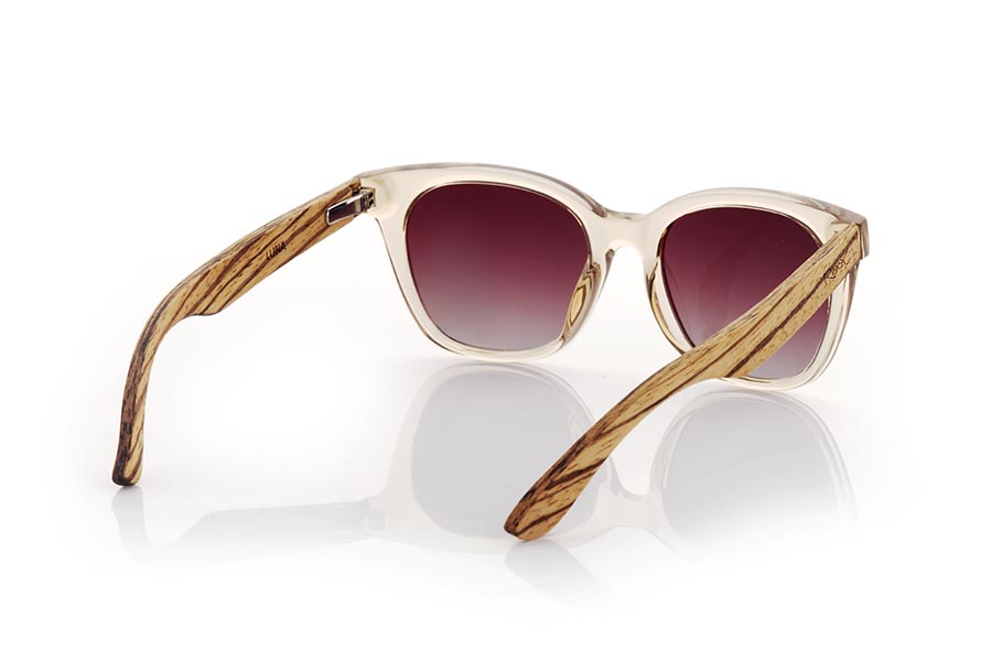 Gafas de Madera Natural de Arce LUNA. Las gafas de sol Luna son el complemento perfecto para cualquier outfit femenino. Su montura en color champagne transparente mate con formas redondeadas y ceja marcada, la convierten en un modelo elegante y sofisticado. Las varillas de madera de arce de alta calidad, le dan un toque natural y exclusivo. Además, monta lentes marrón gradient polarizadas que ofrecen una excelente protección contra los rayos del sol. Venta al Por Mayor y Detalle | Root Sunglasses® 